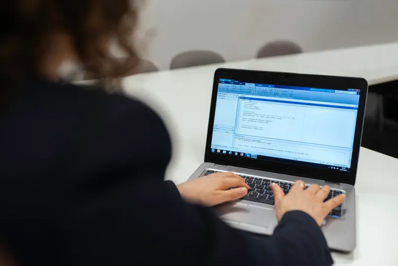 Oltre il Certificato: Strategie Concrete per Tradurre le Credenziali in Valore Professionale Reale